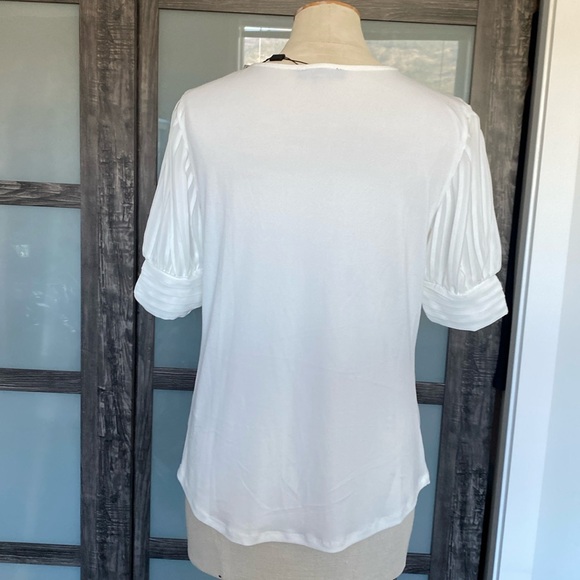 Cable and Gauge puff sleeved white blouse.Ruched front with slit neck & hook. M - Picture 3 of 16